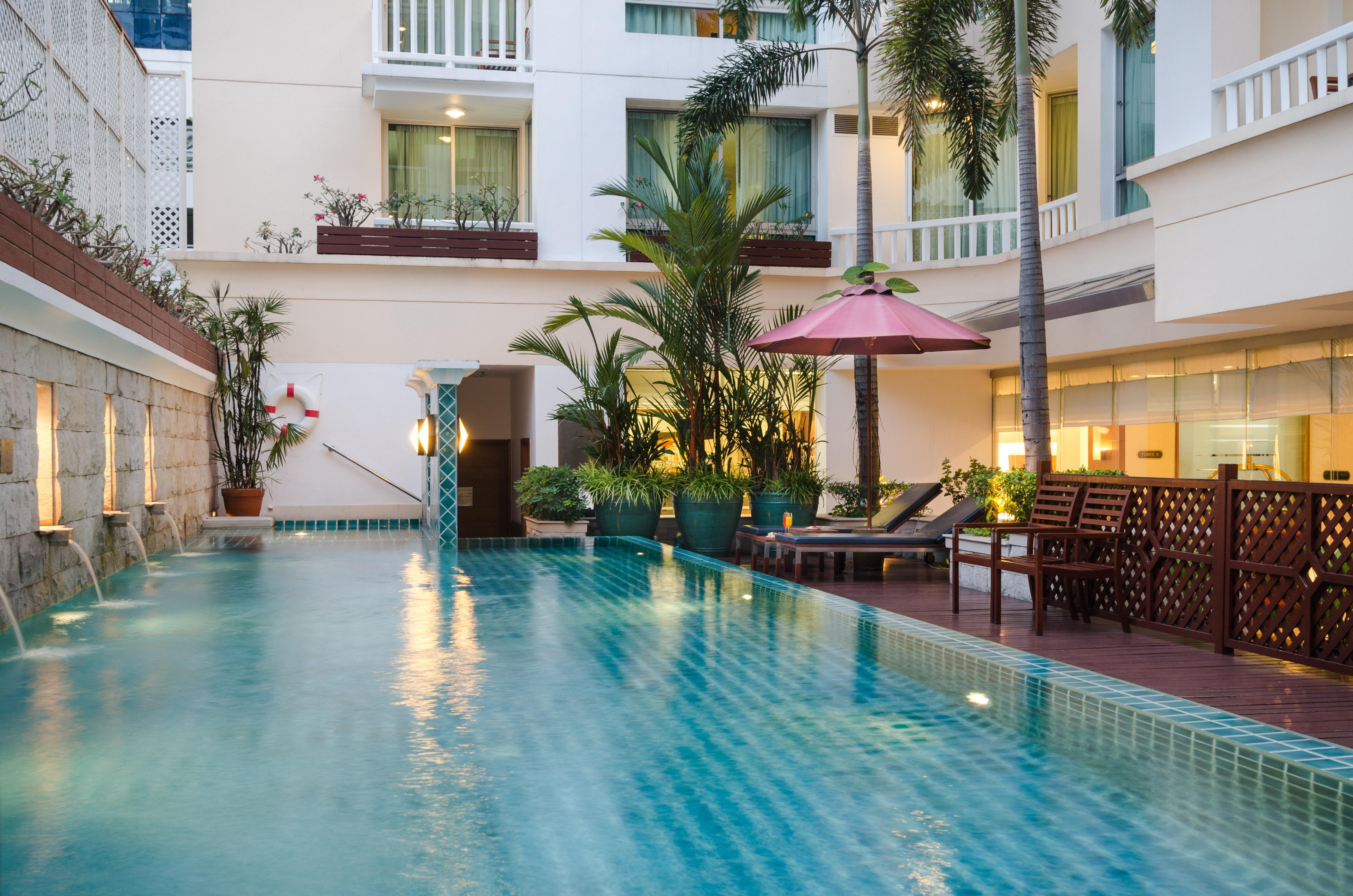 โรงแรม แอทอิส ศาลาแดง บาย แอทัส 4*